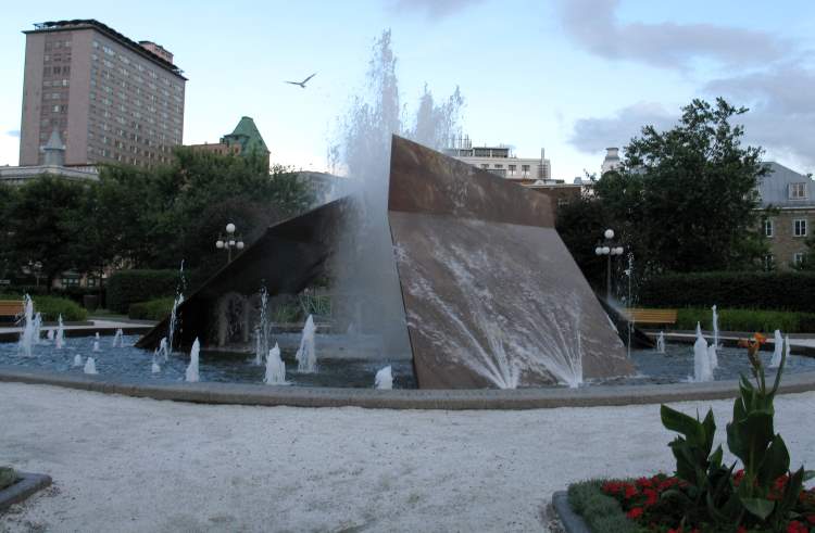 <strong>Éclatement II</strong><BR>1998<BR>Sculpture-fontaine et bassin d'eau, acier<BR>3 éléments en acier dont le plus grand mesure 5,40 x 7,20 m, bassin de 6 m de diam.<BR>Photo : Ville de Québec<BR><br><br>© Succession Charles Daudelin /SODRAC