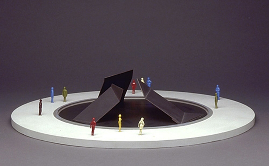 <strong>Maquette pour Éclatement II</strong><BR>1997<BR>plexiglas peint et résine d'époxy<BR>12 cm (hauteur) x 56 cm (diam.)<BR>Photo : Musée national des beaux-arts du Québec : Jean-Guy Kérouac<BR><br><br>© Succession Charles Daudelin /SODRAC