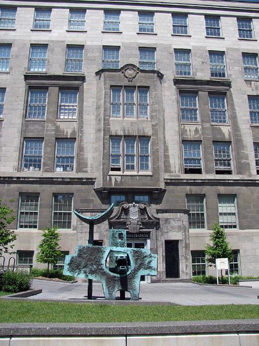 <strong><i>Polypède</i></strong><BR>1967<BR>bronze<BR>244 x 244 x 208 cm<BR><i>Seconde localisation, Faculté de Droit de l’Université McGill, boul. Penfield, Montréal,  du début des années 1970 à 2010 </i><BR><BR><br><h9 style='font-size:.8em'>Photo : Université McGill : Éric Champagne<br>2/8</h9><BR><br><br><h9 style='font-size:.8em'>© Succession Charles Daudelin /SODRAC
