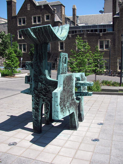 <strong><i>Polypède</i></strong><BR>1967<BR>bronze<BR>244 x 244 x 208 cm<BR><i>Localisation actuelle depuis 2010, Square James, Université McGill, Montréal</i><BR><BR><br><h9 style='font-size:.8em'>Photo : Université McGill : Éric Champagne<br>6/8</h9><BR><br><br><h9 style='font-size:.8em'>© Succession Charles Daudelin /SODRAC
