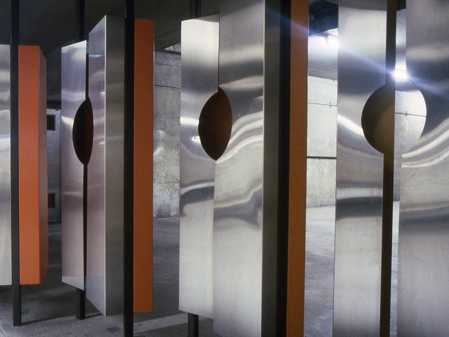 <strong>Sans titre</strong><BR>1973<BR>Sculptures-grilles, acier inox.<BR>Dimensions inconnues<BR>Photo : Société de transport de Montréal<BR><br><br>© Succession Charles Daudelin /SODRAC