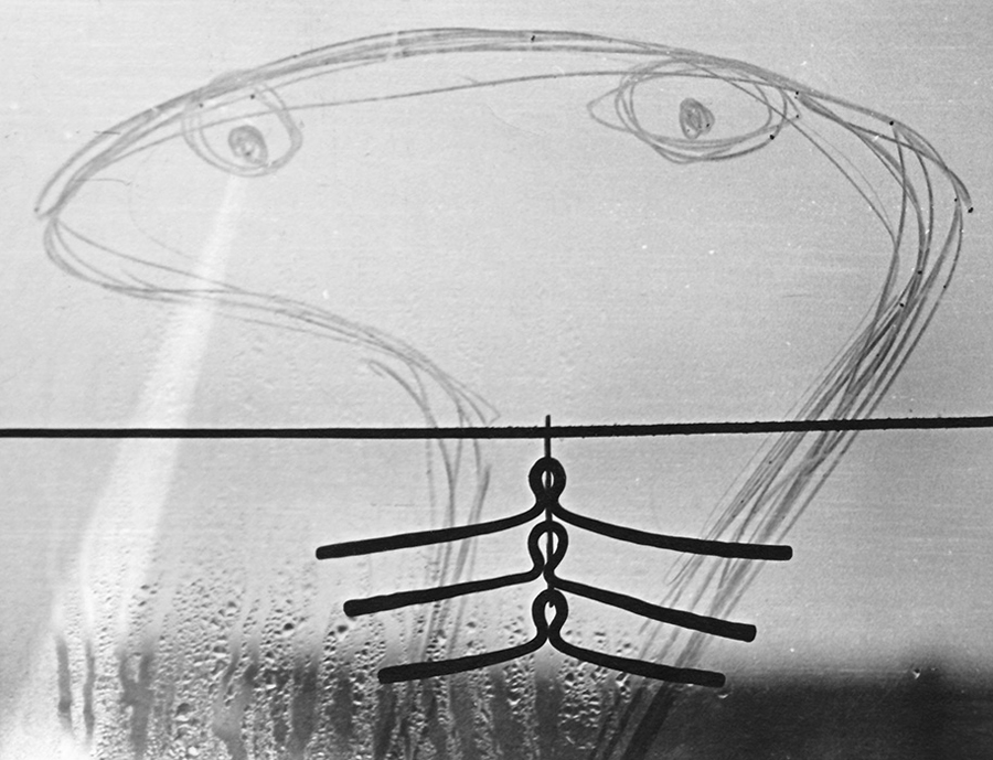 <strong>Collier</strong><BR>1950<BR>Argent<BR><BR>Photo : photographe inconnu, épreuve à la gélatine argentique, source : Archives Charles et Louise Daudelin<BR><br><br>© Succession Charles Daudelin /SODRAC