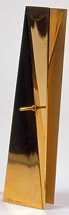 <strong><i>Face à face I</i></strong><BR>1979<BR>Bronze doré<BR>34,8 x 7,70 x 8,50 cm<BR><i></i><BR><BR><br><h9 style='font-size:.8em'>Photo : Musée régional de Rimouski<br>1/1</h9><BR><br><br><h9 style='font-size:.8em'>© Succession Charles Daudelin /SODRAC