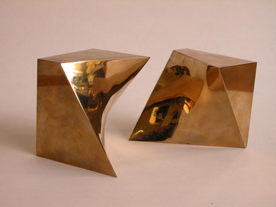<strong><i>Cube à espace ambigu</i></strong><BR>1970<BR>Bronze<BR>7,2 x 7,2 x 7,2 cm<BR><i></i><BR><BR><br><h9 style='font-size:.8em'>Photo : Musée des beaux-arts de Montréal : Christine Guest<br>1/1</h9><BR><br><br><h9 style='font-size:.8em'>© Succession Charles Daudelin /SODRAC