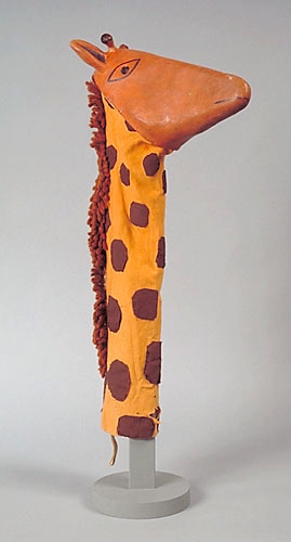 <strong>Girafe</strong><BR>1949<BR>Pâte de bois, carton, coton et laine<BR>58 x 15 x 15 cm<BR>Photo : Musée national des beaux-arts du Québec : Patrick Altman<BR><br><br>© Succession Charles Daudelin /SODRAC
