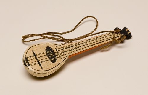<strong>Mandoline</strong><BR>1956<BR>Balsa, corde et gouache<BR>19 x 5 x 4 cm<BR>Photo : Musée national des beaux-arts du Québec : Patrick Altman<BR><br><br>© Succession Charles Daudelin /SODRAC