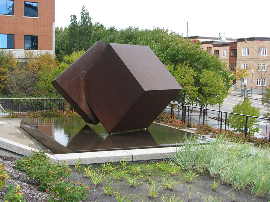 <strong><i>1 + 1 = 1</i></strong><BR>1988<BR>Acier corten sculpture et base en granit<BR>366 x 610 x 427 cm<BR><i> </i><BR><BR><h9 style='font-size:.8em'>Photo : 2/3</h9><BR><br><br><h9 style='font-size:.8em'>© Succession Charles Daudelin /COVA-DAAV