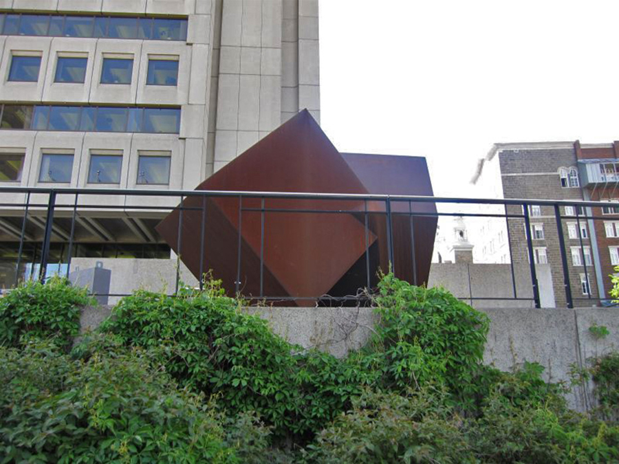 <strong><i>1 + 1 = 1</i></strong><BR>1988<BR>Acier corten sculpture et base en granit<BR>366 x 610 x 427 cm<BR><i> </i><BR><BR><h9 style='font-size:.8em'>Photo : 3/3</h9><BR><br><br><h9 style='font-size:.8em'>© Succession Charles Daudelin /COVA-DAAV