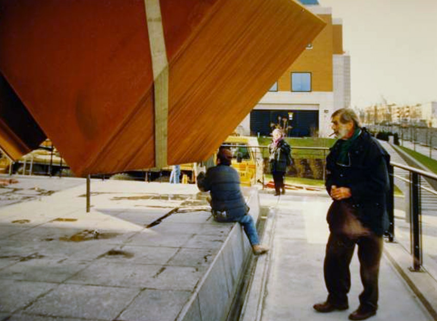 <strong>1 + 1 = 1 : mise en place de l’oeuvre </strong><BR>1996<BR><br><BR><i></i><BR><BR><br><br>© Succession Charles Daudelin /COVA-DAAV