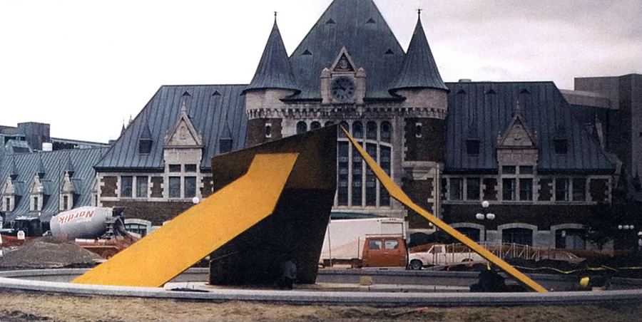 <strong><i>Éclatement II</i></strong><BR>1998<BR>Sculpture-fontaine et bassin d'eau, acier<BR>3 éléments en acier dont le plus grand mesure 5,40 x 7,20 m, bassin de 6 m de diam.<BR><i>inauguration</i><BR><BR><h9 style='font-size:.8em'>Photo : 4/12</h9><BR><br><br><h9 style='font-size:.8em'>© Succession Charles Daudelin /COVA-DAAV