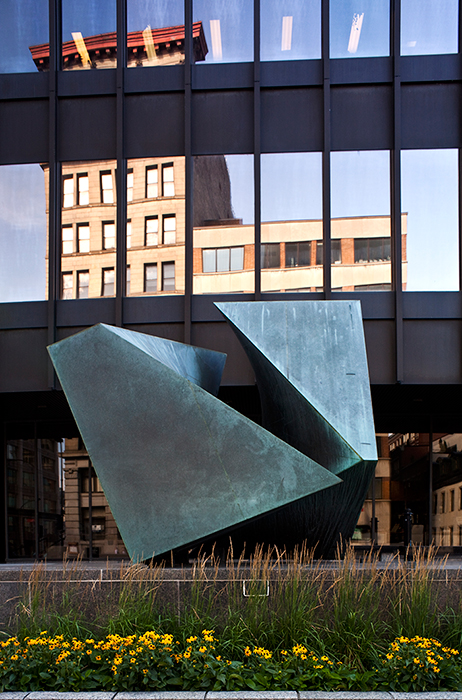 <strong>Allegrocube</strong><BR>1973<BR>Sculpture animée, métal Muntz<BR>2,44 x 2,44 x 2,44 m<BR>Photo : Michel Dubreuil<br><h9 style='font-size:.8em'>1/5</h9><BR><br><br>© Succession Charles Daudelin /SODRAC