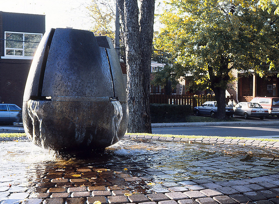 <strong><i>Cailloudo</i></strong><BR>1990<BR>Bronze, sculpture-fontaine et aménagement de l'environnement<BR>120 x 158 x 56 cm<BR><i> </i><BR><BR><h9 style='font-size:.8em'>Photo : 3/7</h9><BR><br><br><h9 style='font-size:.8em'>© Succession Charles Daudelin /COVA-DAAV