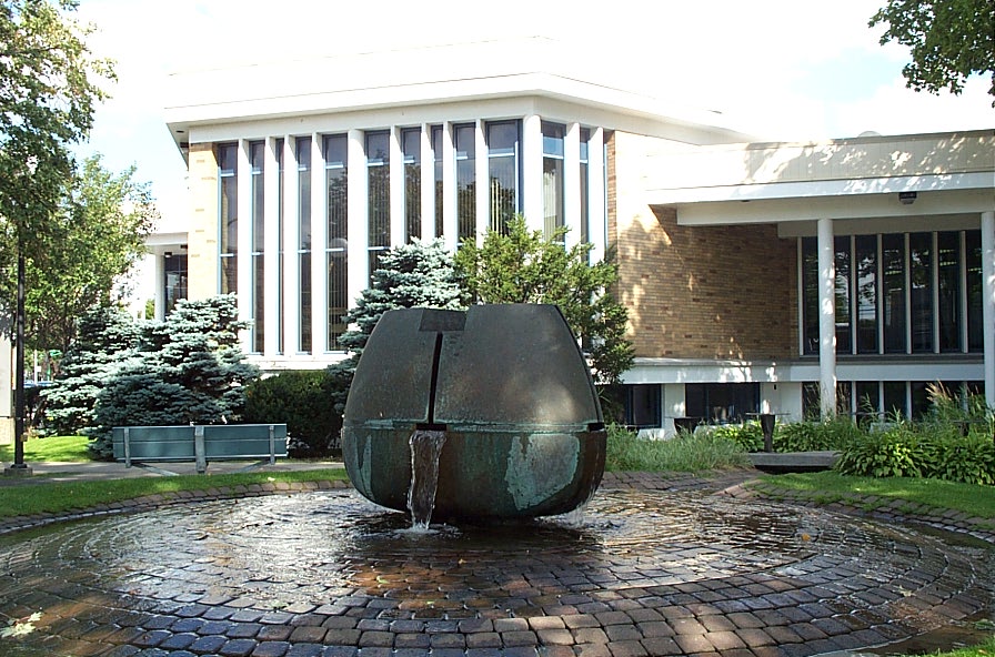 <strong>Cailloudo</strong><BR>1990<BR>Bronze, sculpture-fontaine et aménagement de l'environnement<BR>120 x 158 x 56 cm<BR>Photo : Matthew McLaughlin<BR><br><br>© Succession Charles Daudelin /SODRAC