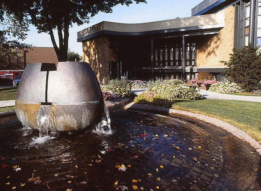 <strong><i>Cailloudo</i></strong><BR>1990<BR>Bronze, sculpture-fontaine et aménagement de l'environnement<BR>120 x 158 x 56 cm<BR><i> </i><BR><BR><br><h9 style='font-size:.8em'>Photo : photographe inconnu, diapositive 35 mm., source : Archives Charles et Louise Daudelin<br>4/7</h9><BR><br><br><h9 style='font-size:.8em'>© Succession Charles Daudelin /COVA-DAAV