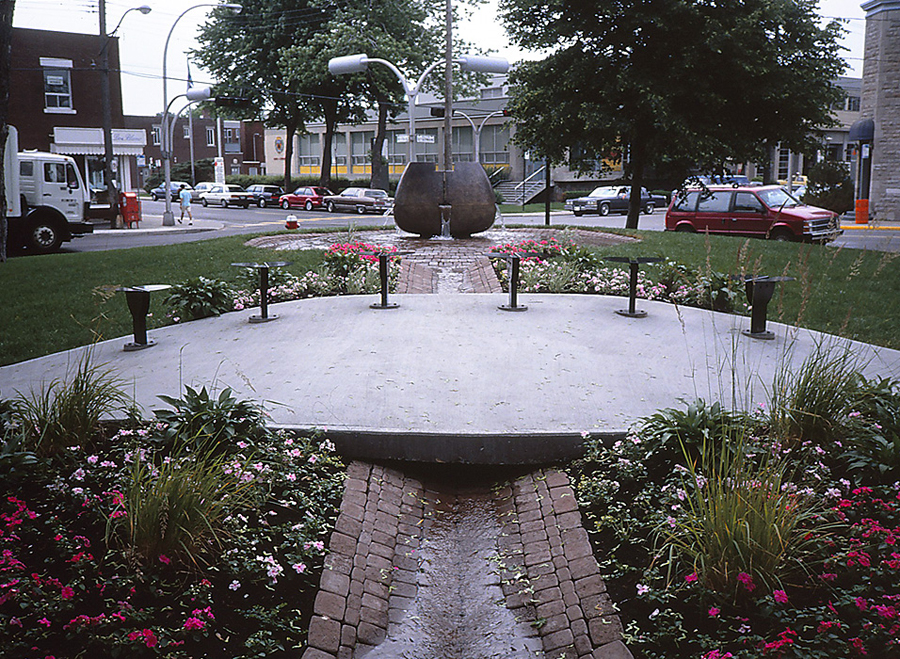 <strong><i>Cailloudo</i></strong><BR>1990<BR>Bronze, sculpture-fontaine et aménagement de l'environnement<BR>120 x 158 x 56 cm<BR><i> </i><BR><BR><br><h9 style='font-size:.8em'>Photo : photographe inconnu, diapositive 35 mm., source : Archives Charles et Louise Daudelin<br>6/7</h9><BR><br><br><h9 style='font-size:.8em'>© Succession Charles Daudelin /COVA-DAAV