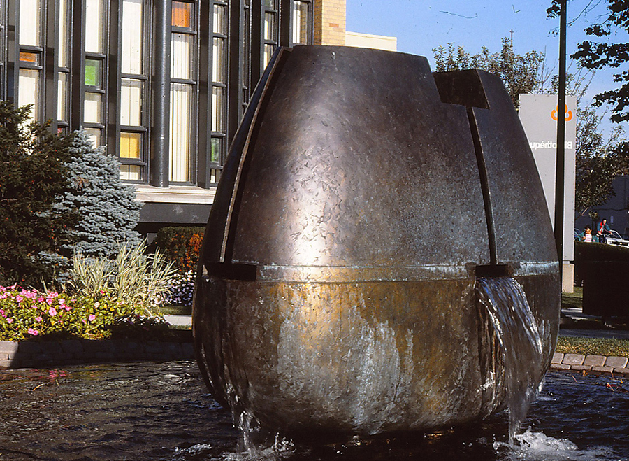 <strong><i>Cailloudo</i></strong><BR>1990<BR>Bronze, sculpture-fontaine et aménagement de l'environnement<BR>120 x 158 x 56 cm<BR><i> </i><BR><BR><br><h9 style='font-size:.8em'>Photo : photographe inconnu, diapositive 35 mm., source : Archives Charles et Louise Daudelin<br>7/7</h9><BR><br><br><h9 style='font-size:.8em'>© Succession Charles Daudelin /COVA-DAAV