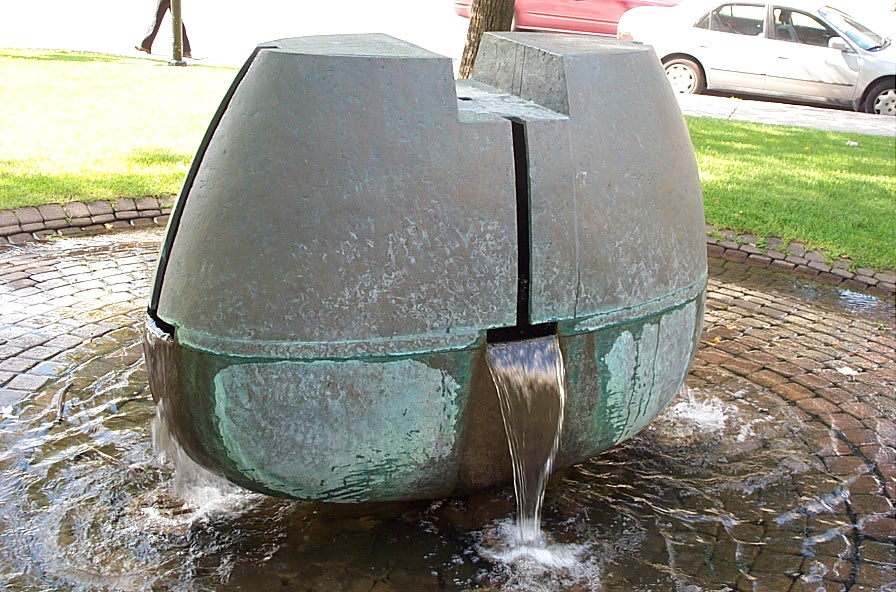 <strong><i>Cailloudo</i></strong><BR>1990<BR>Bronze, sculpture-fontaine et aménagement de l'environnement<BR>120 x 158 x 56 cm<BR><i></i><BR><BR><br><h9 style='font-size:.8em'>Photo : photographe inconnu, diapositive 35 mm., source : Archives Charles et Louise Daudelin<br>2/7</h9><BR><br><br><h9 style='font-size:.8em'>© Succession Charles Daudelin /COVA-DAAV