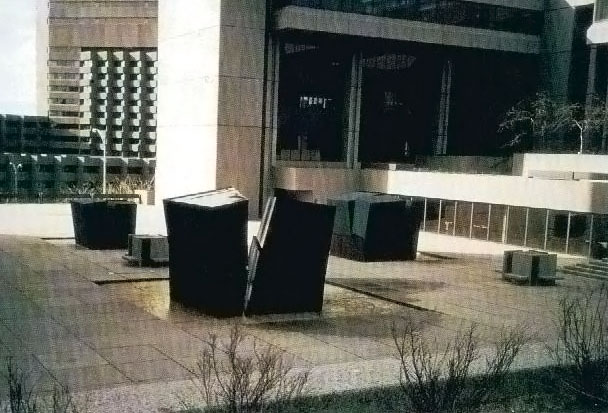 <strong><i>Chaos</i></strong><BR>1969<BR>sculpture environnementale et fontaine, acier Corten, jeux d'eau et éclairage<BR>2,44 x 3,05 x 3,66 m<BR><i></i><BR><BR><br><h9 style='font-size:.8em'>Photo : Photographe inconnu<br>1/2</h9><BR><br><br><h9 style='font-size:.8em'>© Succession Charles Daudelin /COVA-DAAV
