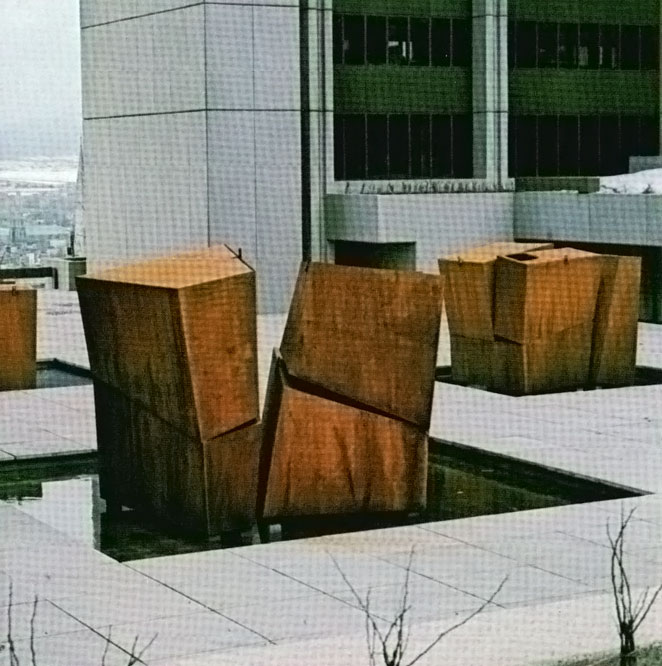 <strong><i>Chaos</i></strong><BR>1969<BR>sculpture environnementale et fontaine, acier Corten, jeux d'eau et éclairage<BR>2,44 x 3,05 x 3,66 m<BR><i>détail</i><BR><BR><h9 style='font-size:.8em'>Photo : 2/2</h9><BR><br><br><h9 style='font-size:.8em'>© Succession Charles Daudelin /COVA-DAAV