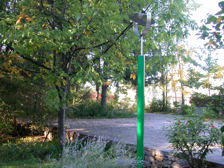 <strong>Cinétique boréale (prototype de l'oeuvre du Centre Culturel Stewart Hall de Pointe-Claire)</strong><BR>1999<BR>Sculpture-cinétique, acier inox et peint<BR>350 x 69 x 61 cm<BR>Photo : Matthew McLauchlin<BR><br><br>© Succession Charles Daudelin /SODRAC