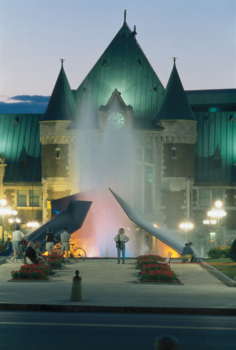 <strong><i>Éclatement II</i></strong><BR>1998<BR>Sculpture-fontaine et bassin d'eau, acier<BR>3 éléments en acier dont le plus grand mesure 5,40 x 7,20 m, bassin de 6 m de diam.<BR><i> </i><BR><BR><br><h9 style='font-size:.8em'>Photo : Claude Huot<br>6/12</h9><BR><br><br><h9 style='font-size:.8em'>© Succession Charles Daudelin /COVA-DAAV
