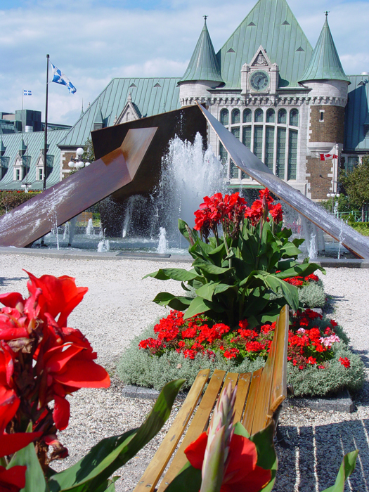 <strong><i>Éclatement II</i></strong><BR>1998<BR>Sculpture-fontaine et bassin d'eau, acier<BR>3 éléments en acier dont le plus grand mesure 5,40 x 7,20 m, bassin de 6 m de diam.<BR><i> </i><BR><BR><h9 style='font-size:.8em'>Photo : 7/12</h9><BR><br><br><h9 style='font-size:.8em'>© Succession Charles Daudelin /COVA-DAAV