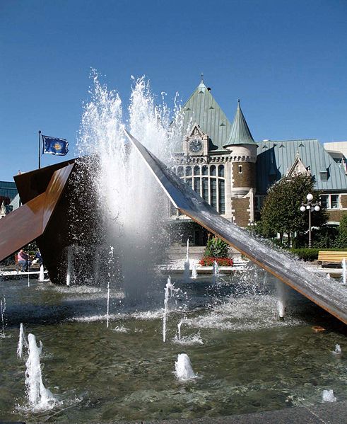 <strong><i>Éclatement II</i></strong><BR>1998<BR>Sculpture-fontaine et bassin d'eau, acier<BR>3 éléments en acier dont le plus grand mesure 5,40 x 7,20 m, bassin de 6 m de diam.<BR><i>Détail</i><BR><BR><h9 style='font-size:.8em'>Photo : 9/12</h9><BR><br><br><h9 style='font-size:.8em'>© Succession Charles Daudelin /COVA-DAAV