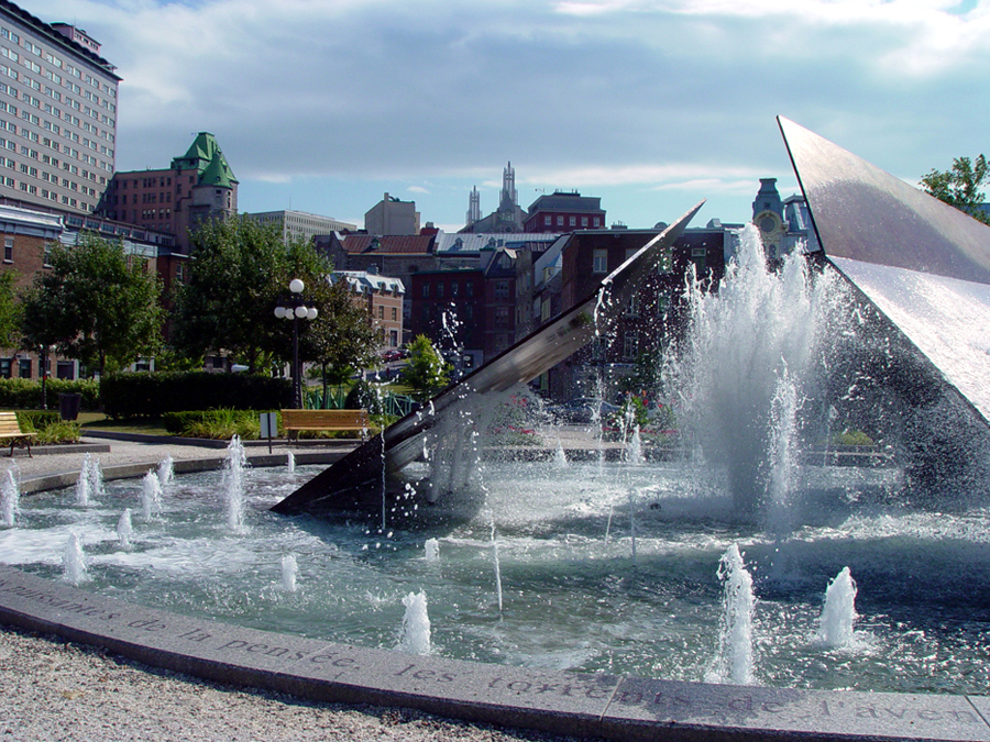 <strong><i>Éclatement II</i></strong><BR>1998<BR>Sculpture-fontaine et bassin d'eau, acier<BR>3 éléments en acier dont le plus grand mesure 5,40 x 7,20 m, bassin de 6 m de diam.<BR><i>Détail</i><BR><BR><br><h9 style='font-size:.8em'>Photo : Claude Huot<br>10/12</h9><BR><br><br><h9 style='font-size:.8em'>© Succession Charles Daudelin /SODRAC