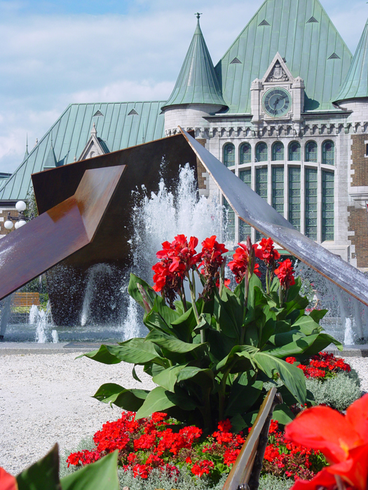 <strong><i>Éclatement II</i></strong><BR>1998<BR>Sculpture-fontaine et bassin d'eau, acier<BR>3 éléments en acier dont le plus grand mesure 5,40 x 7,20 m, bassin de 6 m de diam.<BR><i>Détail</i><BR><BR><h9 style='font-size:.8em'>Photo : 11/12</h9><BR><br><br><h9 style='font-size:.8em'>© Succession Charles Daudelin /COVA-DAAV