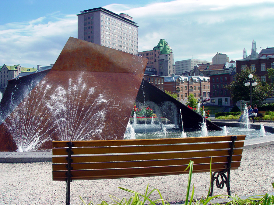 <strong><i>Éclatement II</i></strong><BR>1998<BR>Sculpture-fontaine et bassin d'eau, acier<BR>3 éléments en acier dont le plus grand mesure 5,40 x 7,20 m, bassin de 6 m de diam.<BR><i>Détail</i><BR><BR><h9 style='font-size:.8em'>Photo : 12/12</h9><BR><br><br><h9 style='font-size:.8em'>© Succession Charles Daudelin /COVA-DAAV