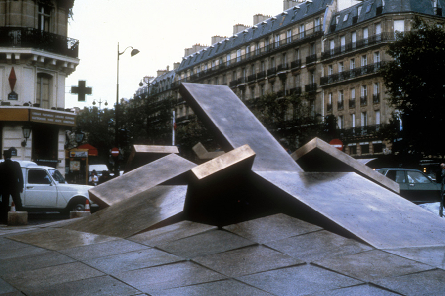 <strong><i>Embâcle</i></strong><BR>1984<BR>Sculpture-fontaine, métal Muntz et aménagement de la place, granit du Tarn, jeux d'eau et éclairage<BR>1,9 x 8,4 x 4,8 m<BR><i></i><BR><BR><br><h9 style='font-size:.8em'>Photo : Photographe inconnu, diapositives 35 mm., source: Archives Charles et Louise Daudelin<br>3/6</h9><BR><br><br><h9 style='font-size:.8em'>© Succession Charles Daudelin /COVA-DAAV