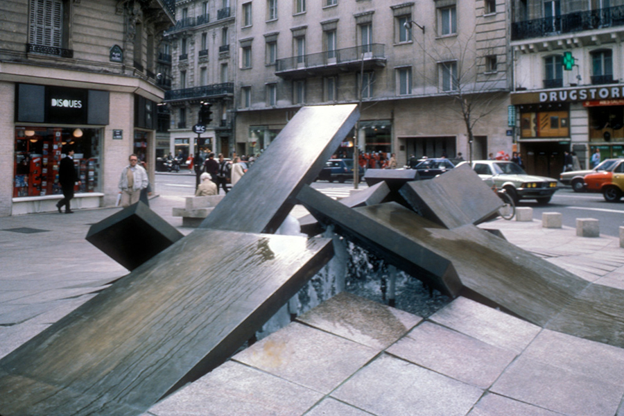 <strong><i>Embâcle</i></strong><BR>1984<BR>Sculpture-fontaine, métal Muntz et aménagement de la place, granit du Tarn, jeux d'eau et éclairage<BR>1,9 x 8,4 x 4,8 m<BR><i></i><BR><BR><br><h9 style='font-size:.8em'>Photo : Photographe inconnu, diapositives 35 mm., source: Archives Charles et Louise Daudelin<br>4/6</h9><BR><br><br><h9 style='font-size:.8em'>© Succession Charles Daudelin /SODRAC