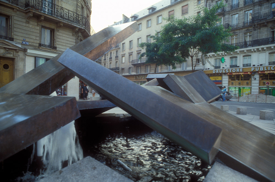 <strong><i>Embâcle</i></strong><BR>1984<BR>Sculpture-fontaine, métal Muntz et aménagement de la place, granit du Tarn, jeux d'eau et éclairage<BR>1,9 x 8,4 x 4,8 m<BR><i></i><BR><BR><br><h9 style='font-size:.8em'>Photo : Photographe inconnu, diapositives 35 mm., source: Archives Charles et Louise Daudelin<br>5/6</h9><BR><br><br><h9 style='font-size:.8em'>© Succession Charles Daudelin /SODRAC