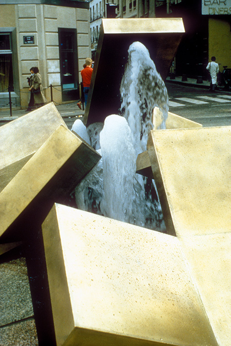 <strong><i>Embâcle</i></strong><BR>1984<BR>Sculpture-fontaine, métal Muntz et aménagement de la place, granit du Tarn, jeux d'eau et éclairage<BR>1,9 x 8,4 x 4,8 m<BR><i></i><BR><BR><br><h9 style='font-size:.8em'>Photo : Photographe inconnu, diapositives 35 mm., source: Archives Charles et Louise Daudelin<br>6/6</h9><BR><br><br><h9 style='font-size:.8em'>© Succession Charles Daudelin /SODRAC