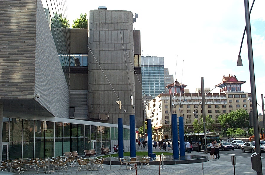 <strong><i>Éolienne V</i></strong><BR>1983<BR>Sculpture cinétique et bassin d'eau, acier  inoxydable et acier peint<BR>Diamètre de bassin : 6 m., 5 colonnes de 3,6 m. et 5 baguettes mobiles de 6m<BR><i></i><BR><BR><br><h9 style='font-size:.8em'>Photo : Matthew McLauchlin<br>2/6</h9><BR><br><br><h9 style='font-size:.8em'>© Succession Charles Daudelin /COVA-DAAV