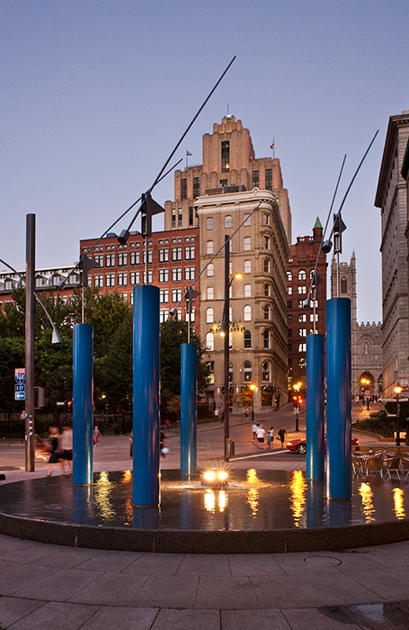 <strong><i>Éolienne V</i></strong><BR>1983<BR>Sculpture cinétique et bassin d'eau, acier  inoxydable et acier peint<BR>Diamètre de bassin : 6 m., 5 colonnes de 3,6 m. et 5 baguettes mobiles de 6m<BR><i></i><BR><BR><br><h9 style='font-size:.8em'>Photo : Michel Dubreuil<br>6/6</h9><BR><br><br><h9 style='font-size:.8em'>© Succession Charles Daudelin /COVA-DAAV