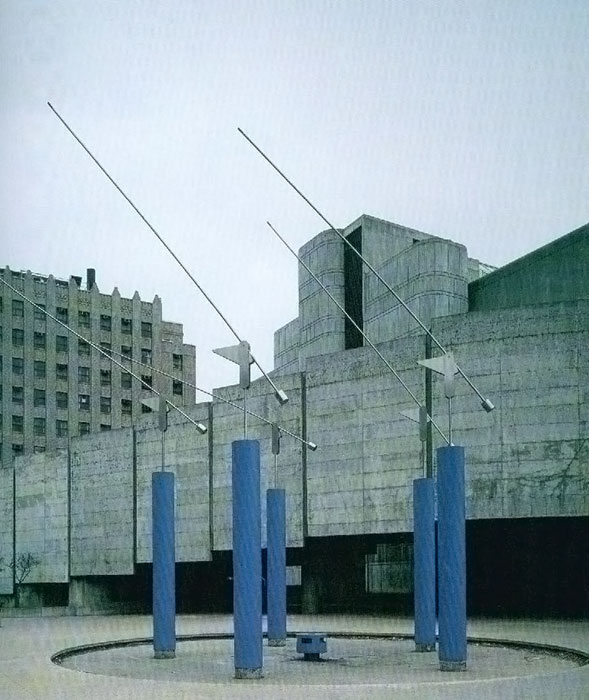 <strong><i>Éolienne V</i></strong><BR>1983<BR>Sculpture cinétique et bassin d'eau, acier  inoxydable et acier peint<BR>Diamètre de bassin : 6 m., 5 colonnes de 3,6 m. et 5 baguettes mobiles de 6m<BR><i>détail</i><BR><BR><br><h9 style='font-size:.8em'>Photo : MNBAQ : Patrick Altman<br>3/6</h9><BR><br><br><h9 style='font-size:.8em'>© Succession Charles Daudelin /SODRAC