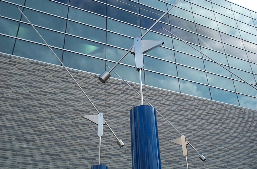 <strong><i>Éolienne V</i></strong><BR>1983<BR>Sculpture cinétique et bassin d'eau, acier  inoxydable et acier peint<BR>Diamètre de bassin : 6 m., 5 colonnes de 3,6 m. et 5 baguettes mobiles de 6m<BR><i>détail</i><BR><BR><br><h9 style='font-size:.8em'>Photo : Matthew McLauchlin<br>5/6</h9><BR><br><br><h9 style='font-size:.8em'>© Succession Charles Daudelin /COVA-DAAV