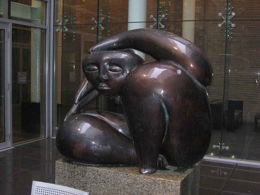 <strong><i>Femme accroupie</i></strong><BR>1947<BR>Bronze<BR>152 x 166 x 97cm<BR><i></i><BR><BR><br><h9 style='font-size:.8em'>Photo : Matthew McLauchlin<br>1/2</h9><BR><br><br><h9 style='font-size:.8em'>© Succession Charles Daudelin /COVA-DAAV