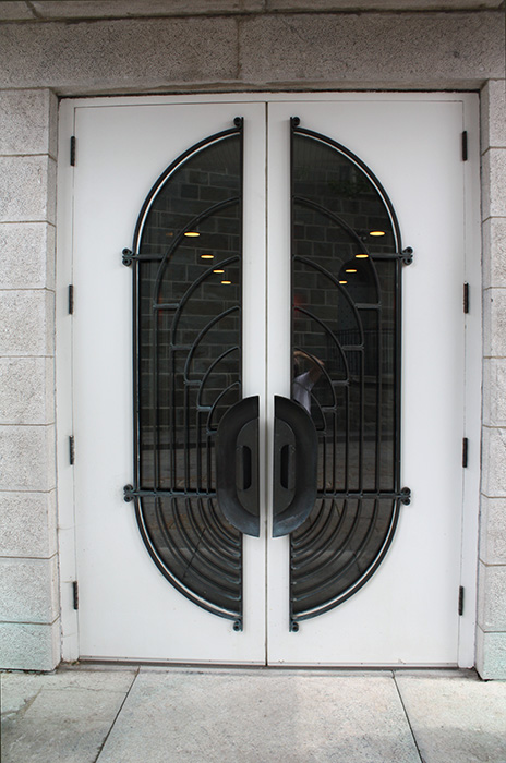 <strong><i>Grille</i></strong><BR>1984<BR>Bronze<BR>270 x 200 cm<BR><i></i><BR><BR><br><h9 style='font-size:.8em'>Photo : Commission de la capitale nationale <br>1/1</h9><BR><br><br><h9 style='font-size:.8em'>© Succession Charles Daudelin /COVA-DAAV