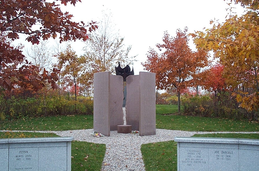 <strong>Hors du temps</strong><BR>1992<BR>Granit et métal Muntz<BR>2 sections de 2,7 x 1,17 x 0,2 m, 2 sections de 2,7 x 0,9 x 0,2 m et 3 oiseaux de 90 cm<BR>Photo : Matthew McLauchlin<BR><br><br>© Succession Charles Daudelin /SODRAC