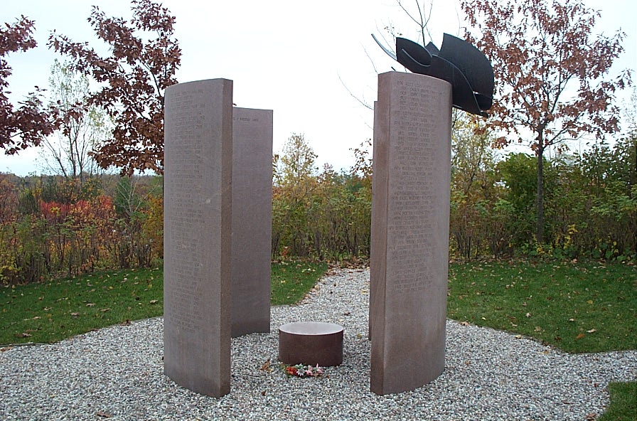 <strong><i>Hors du temps</i></strong><BR>1992<BR>Granit et métal Muntz<BR>2 sections de 2,7 x 1,17 x 0,2 m, 2 sections de 2,7 x 0,9 x 0,2 m et 3 oiseaux de 90 cm<BR><i> </i><BR><BR><h9 style='font-size:.8em'>Photo : 2/4</h9><BR><br><br><h9 style='font-size:.8em'>© Succession Charles Daudelin /COVA-DAAV