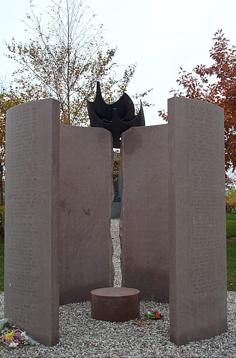 <strong><i>Hors du temps</i></strong><BR>1992<BR>Granit et métal Muntz<BR>2 sections de 2,7 x 1,17 x 0,2 m, 2 sections de 2,7 x 0,9 x 0,2 m et 3 oiseaux de 90 cm<BR><i> </i><BR><BR><h9 style='font-size:.8em'>Photo : 3/4</h9><BR><br><br><h9 style='font-size:.8em'>© Succession Charles Daudelin /COVA-DAAV