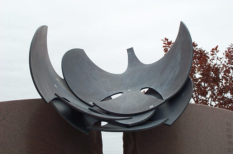 <strong><i>Hors du temps</i></strong><BR>1992<BR>Granit et métal Muntz<BR>2 sections de 2,7 x 1,17 x 0,2 m, 2 sections de 2,7 x 0,9 x 0,2 m et 3 oiseaux de 90 cm<BR><i>Détail</i><BR><BR><h9 style='font-size:.8em'>Photo : 4/4</h9><BR><br><br><h9 style='font-size:.8em'>© Succession Charles Daudelin /COVA-DAAV