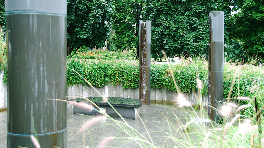 <strong><i>Le passage du 2 avril</i></strong><BR>2001<BR>Sculpture-fontaine, laiton et aménagement de la place, béton et granit<BR>6 colonnes de laiton, 358 cm de hauteur x 38 cm de diamètre<BR><i></i><BR><BR><br><h9 style='font-size:.8em'>Photo : Simon Meloche<br>3/7</h9><BR><br><br><h9 style='font-size:.8em'>© Succession Charles Daudelin /COVA-DAAV