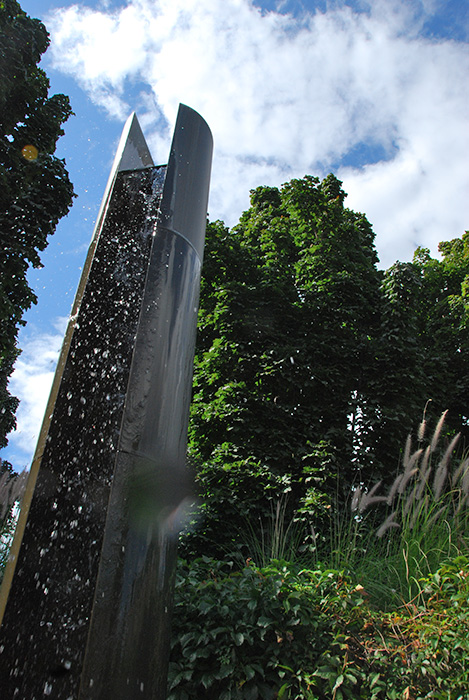 <strong><i>Le passage du 2 avril</i></strong><BR>2001<BR>Sculpture-fontaine, laiton et aménagement de la place, béton et granit<BR>6 colonnes de laiton, 358 cm de hauteur x 38 cm de diamètre<BR><i></i><BR><BR><br><h9 style='font-size:.8em'>Photo : Simon Meloche<br>5/7</h9><BR><br><br><h9 style='font-size:.8em'>© Succession Charles Daudelin /SODRAC