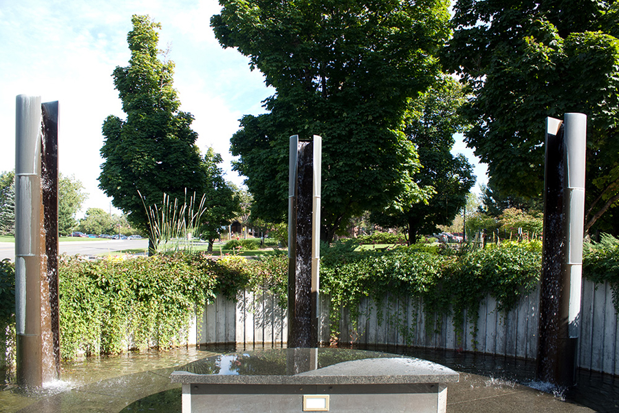 <strong><i>Le passage du 2 avril</i></strong><BR>2001<BR>Sculpture-fontaine, laiton et aménagement de la place, béton et granit<BR>6 colonnes de laiton, 358 cm de hauteur x 38 cm de diamètre<BR><i></i><BR><BR><br><h9 style='font-size:.8em'>Photo : Antoine Rabeau-Daudelin<br>7/7</h9><BR><br><br><h9 style='font-size:.8em'>© Succession Charles Daudelin /COVA-DAAV