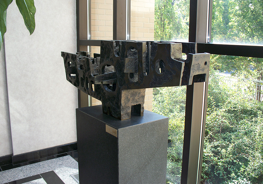 <strong><i>Maquette pour la sculpture du Centre national des Arts (maquette 2)</i></strong><BR>1967<BR>Bronze<BR>50 x 125,5 x 36 cm<BR><i></i><BR><BR><br><h9 style='font-size:.8em'>Photo : Galerie d'art Stewart Hall<br>4/4</h9><BR><br><br><h9 style='font-size:.8em'>© Succession Charles Daudelin /COVA-DAAV