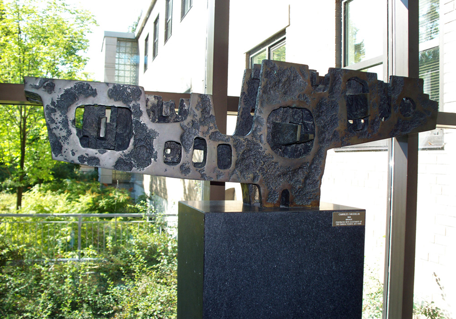 <strong><i>Maquette pour la sculpture du Centre national des Arts (maquette 2)</i></strong><BR>1967<BR>Bronze<BR>50 x 125,5 x 36 cm<BR><i></i><BR><BR><br><h9 style='font-size:.8em'>Photo : Galerie d'art Stewart Hall<br>2/4</h9><BR><br><br><h9 style='font-size:.8em'>© Succession Charles Daudelin /COVA-DAAV