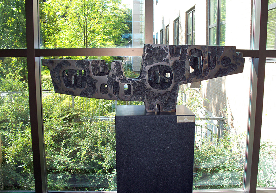 <strong><i>Maquette pour la sculpture du Centre national des Arts (maquette 2)</i></strong><BR>1967<BR>Bronze<BR>50 x 125,5 x 36 cm<BR><i></i><BR><BR><br><h9 style='font-size:.8em'>Photo : Galerie d'art Stewart Hall<br>3/4</h9><BR><br><br><h9 style='font-size:.8em'>© Succession Charles Daudelin /COVA-DAAV